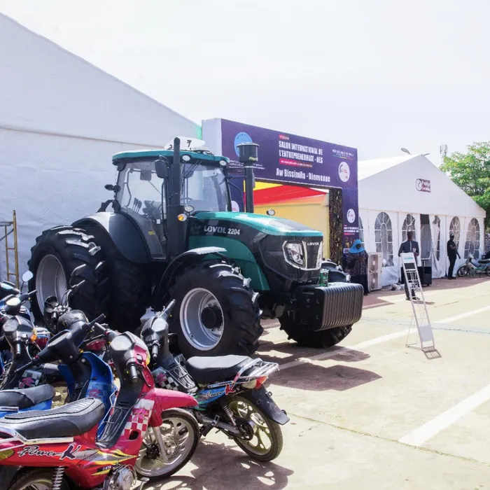 Tracteur exposé par Toguna Motors