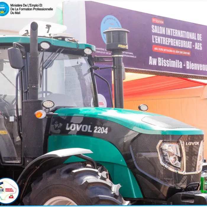 Tracteur vert présenté sur le stand Toguna Motors