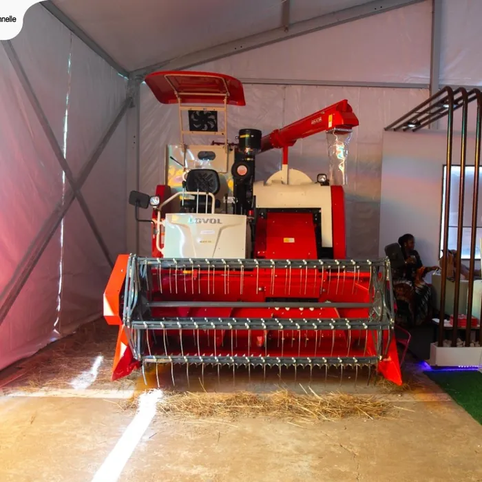 Machine agricole rouge exposée sous la tente