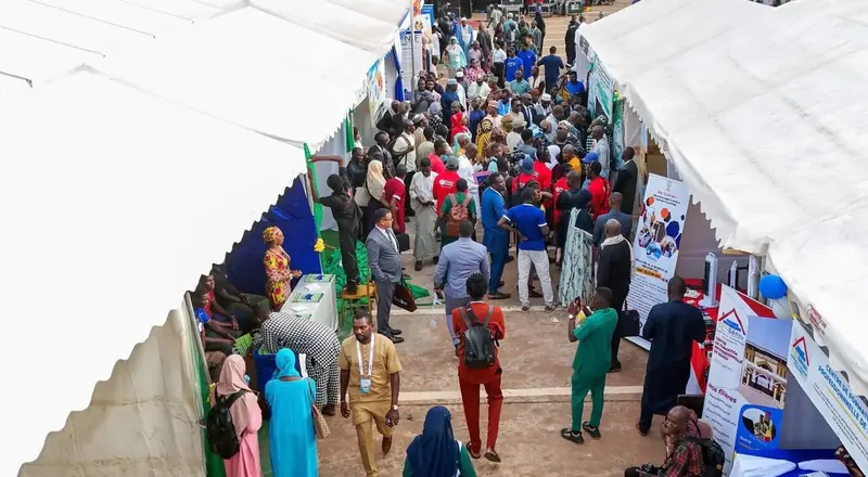 Foule dans les allées du village des exposants